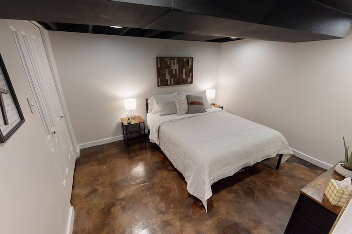 Spavaća soba u podrumu s bračnim krevetom