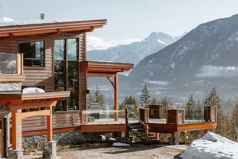Luxury Ski Chalet in Revelstoke - Stunning Views &