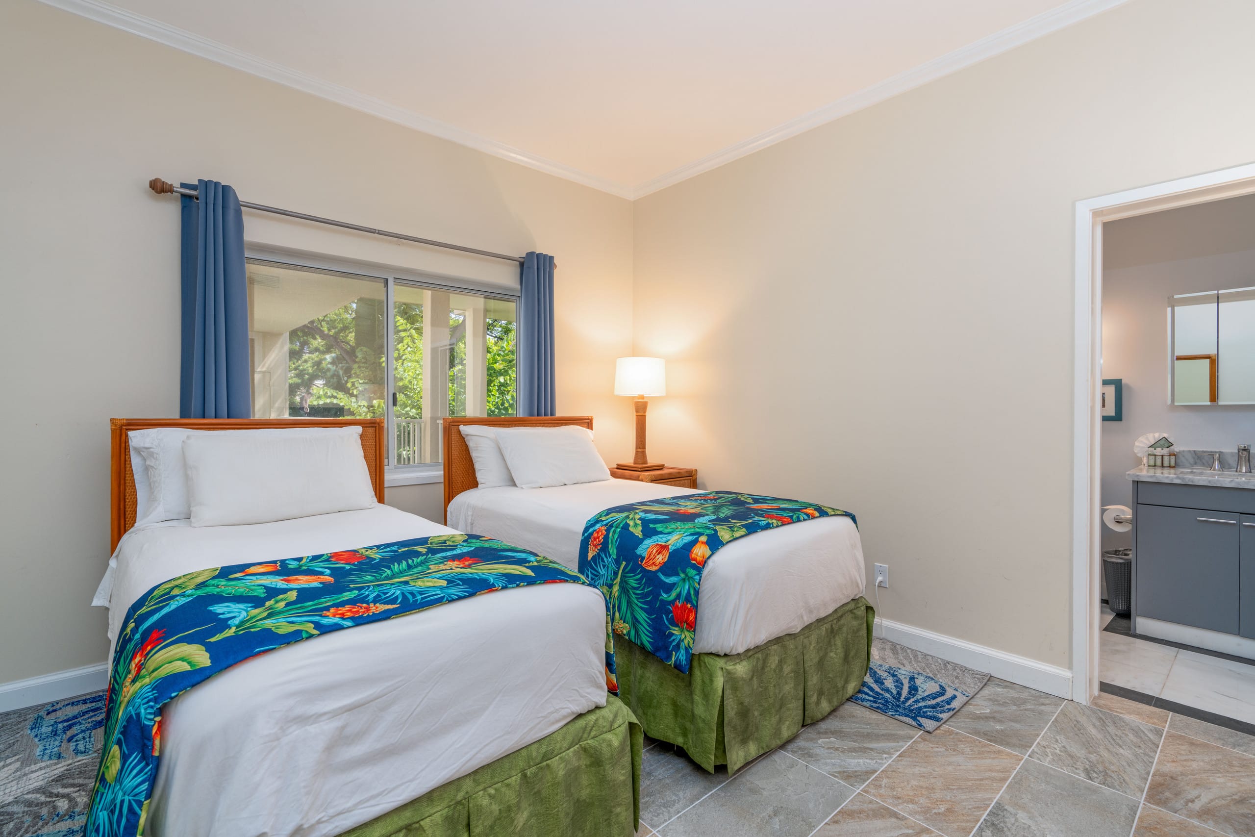 Newly Renovated 2 bedroom Condo, Close Beach - Photo 5