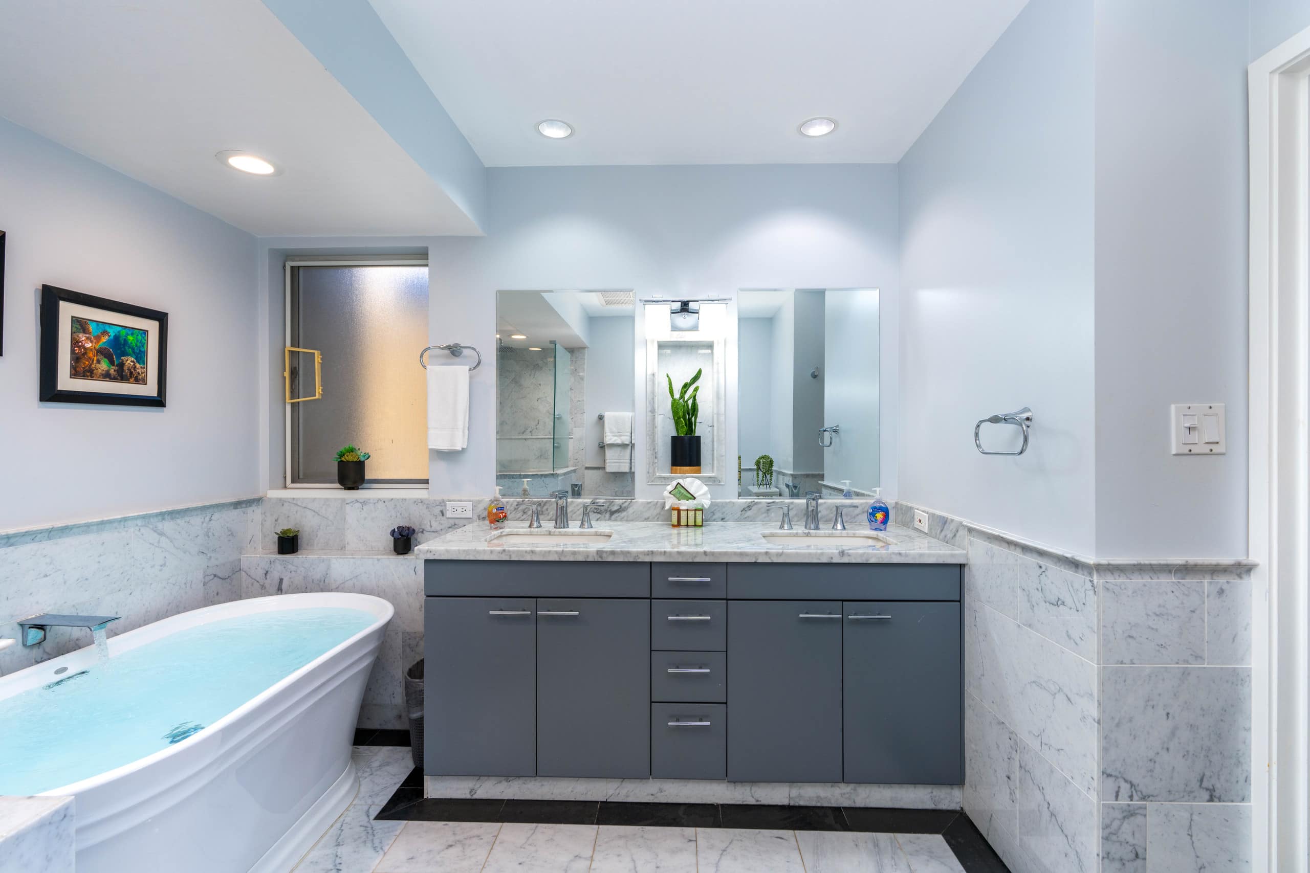 Newly Renovated 2 bedroom Condo, Close Beach - Photo 8