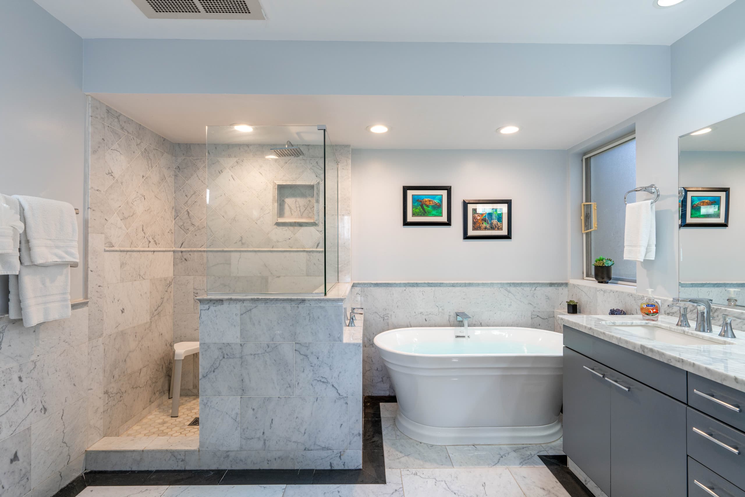 Newly Renovated 2 bedroom Condo, Close Beach - Photo 9