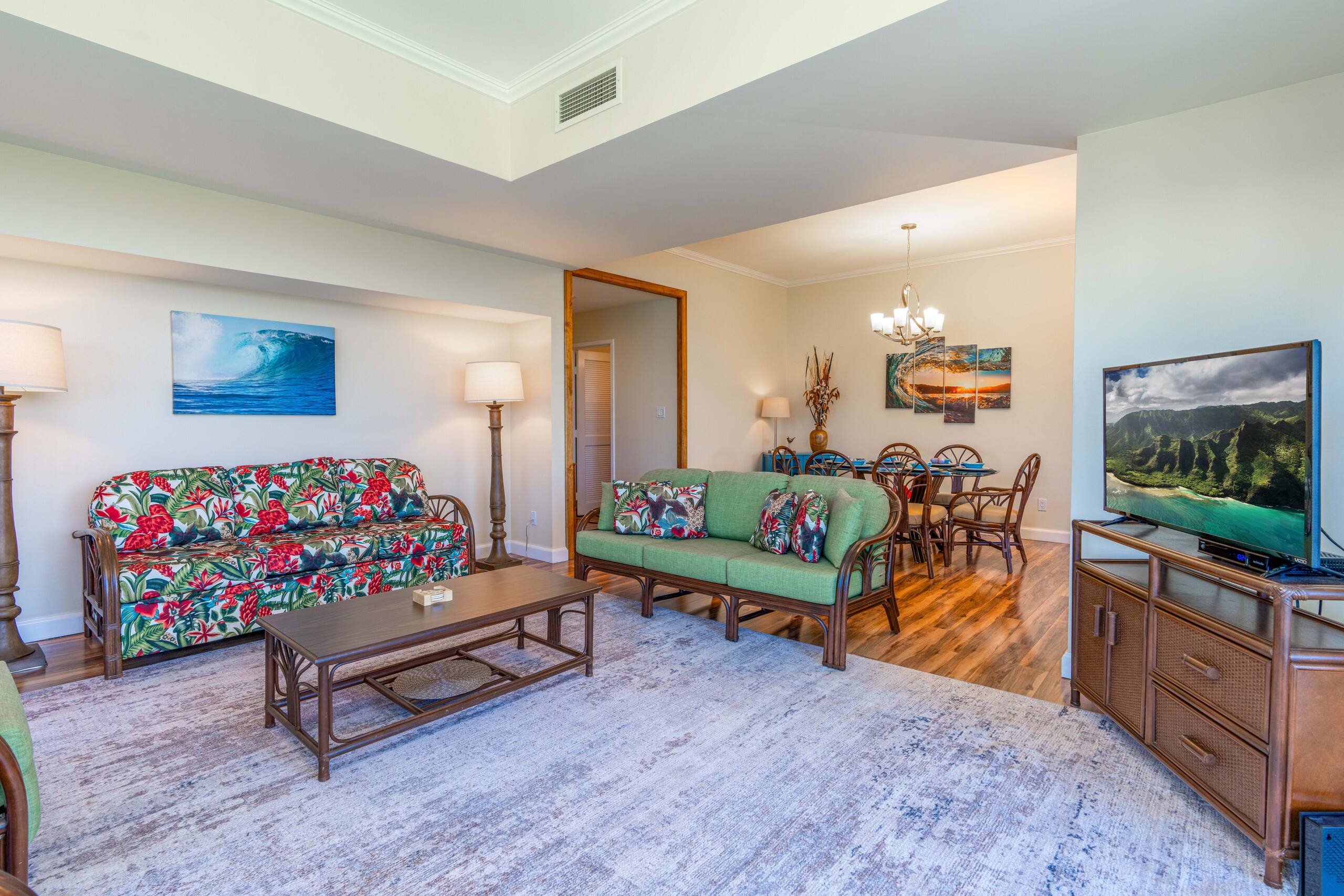 Newly Renovated 2 bedroom Condo, Close Beach - Photo 2