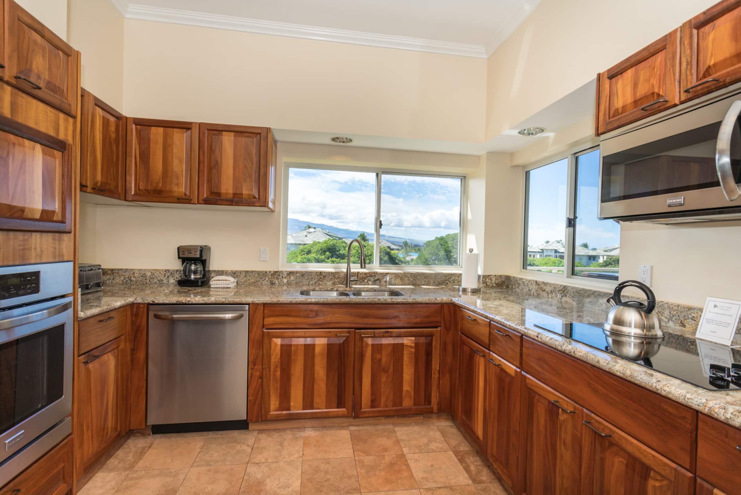 Newly Renovated 2 bedroom Condo, Close Beach - Photo 22