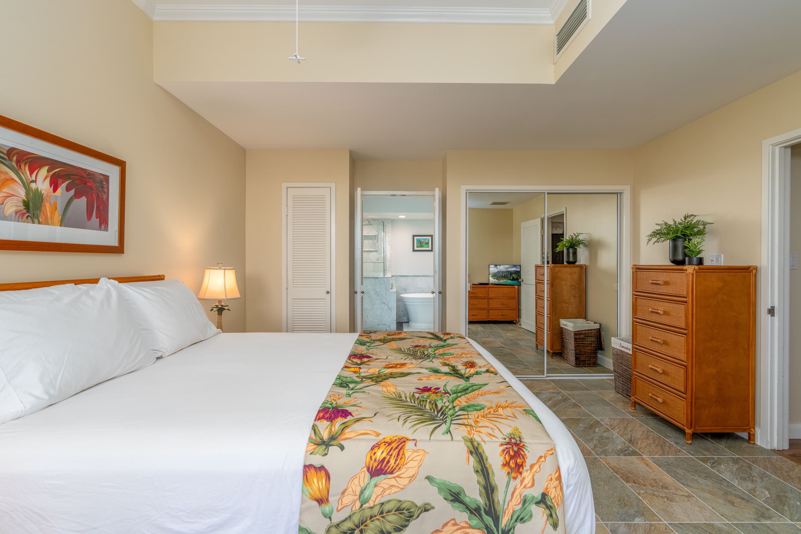 Newly Renovated 2 bedroom Condo, Close Beach - Photo 4