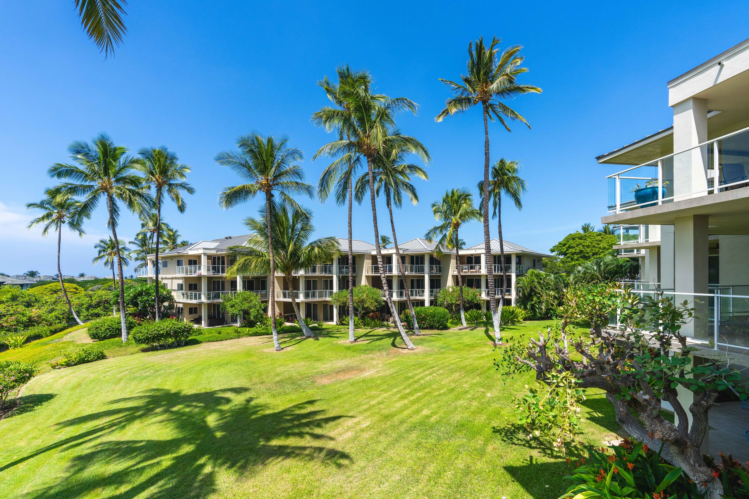 Newly Renovated 2 bedroom Condo, Close Beach - Photo 17