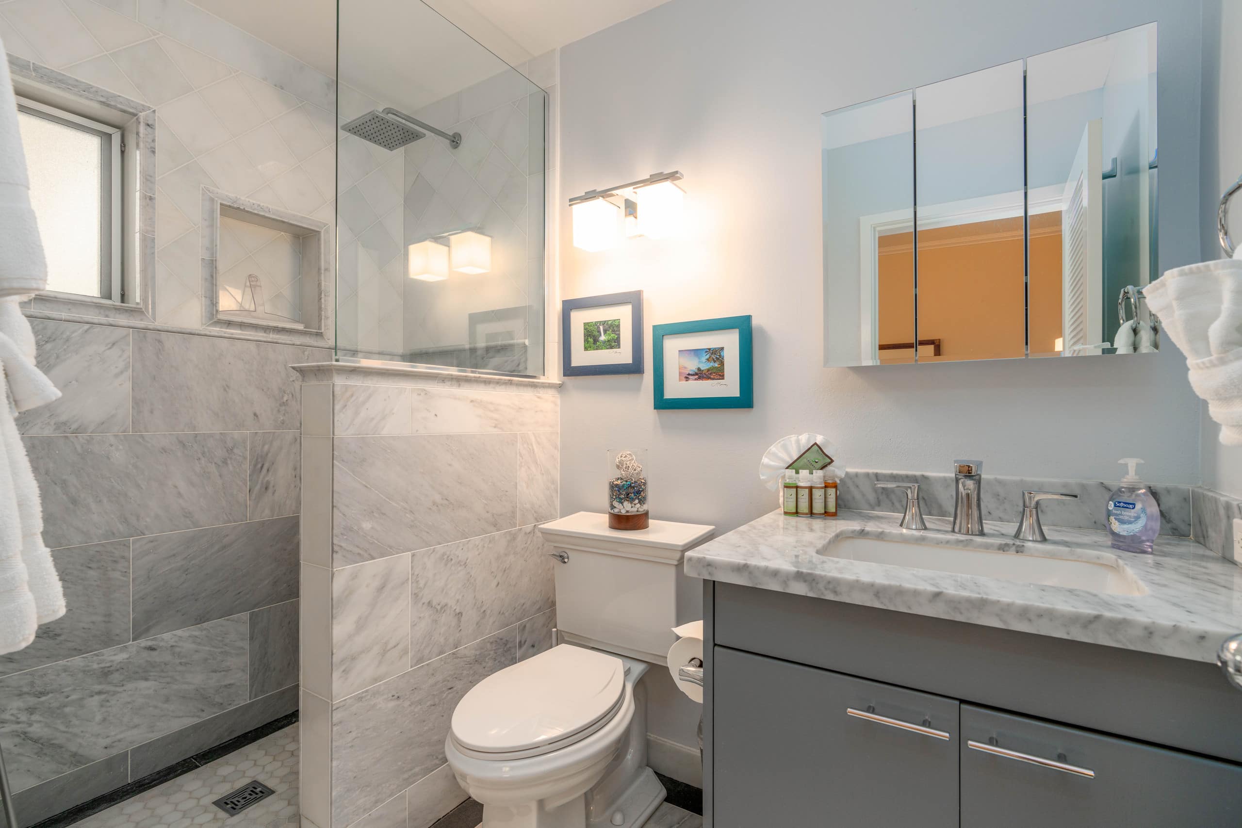 Newly Renovated 2 bedroom Condo, Close Beach - Photo 10