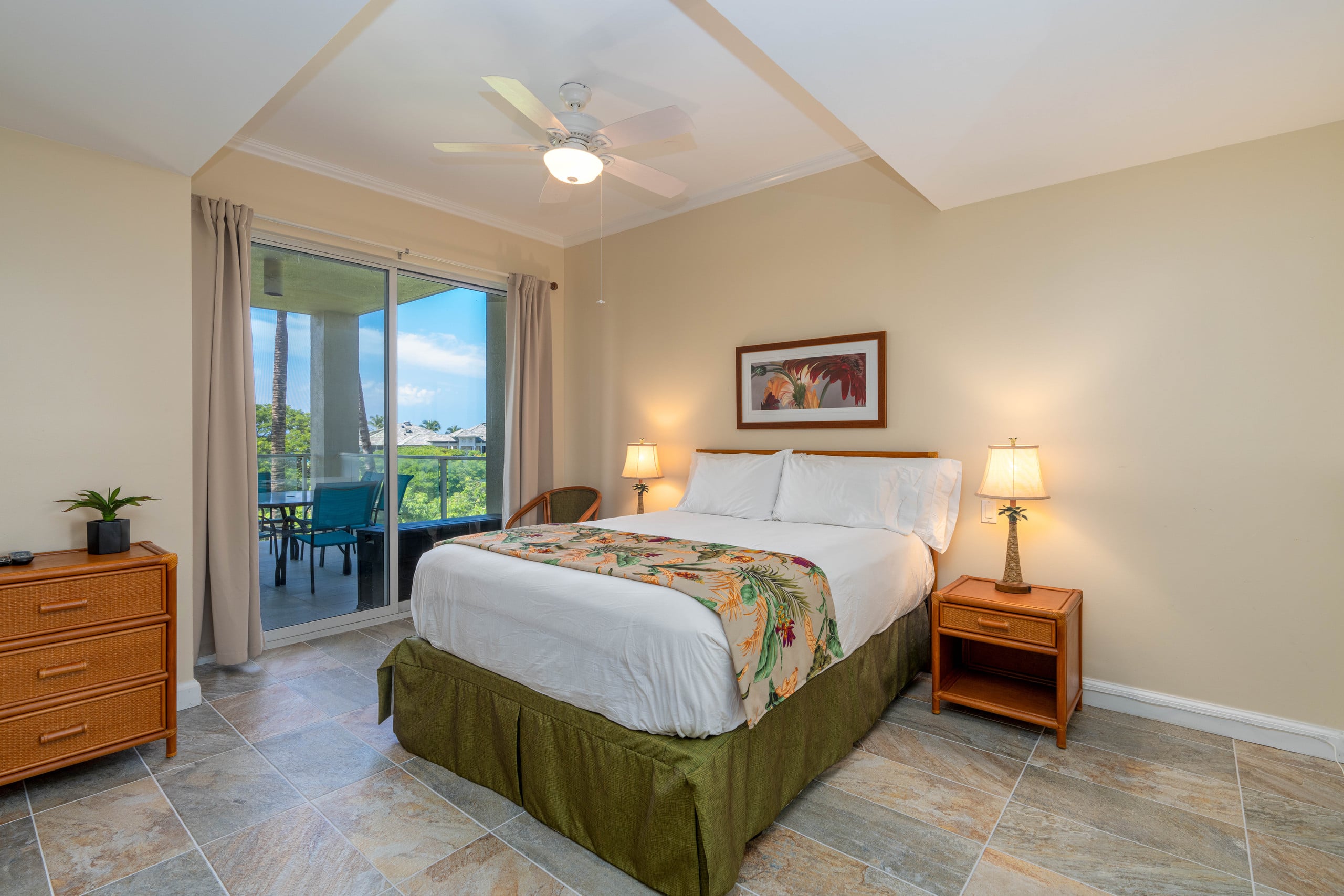 Newly Renovated 2 bedroom Condo, Close Beach - Photo 3