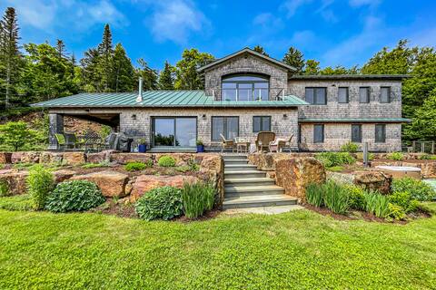 Cliff House - Ocean Views! Architectural designed.