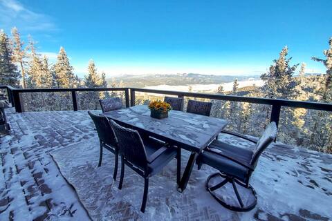 Luxury Ski-In/Out Getaway w/ Hot Tub & Views!