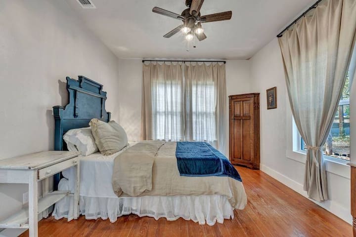 Bedroom w/ Queen size bed!