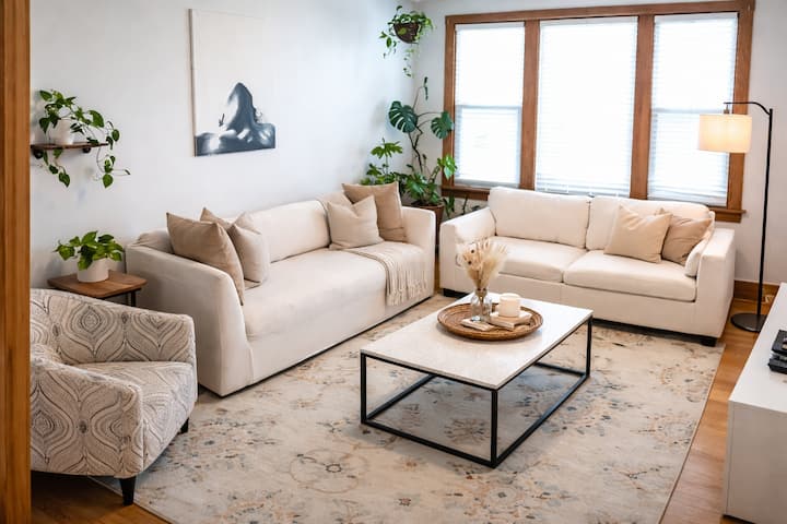 Karlov Inn | Stylish Chicago 2br Retreat - Chicago, IL