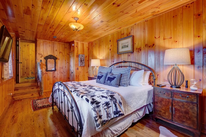 Cama tamaño king en la planta baja