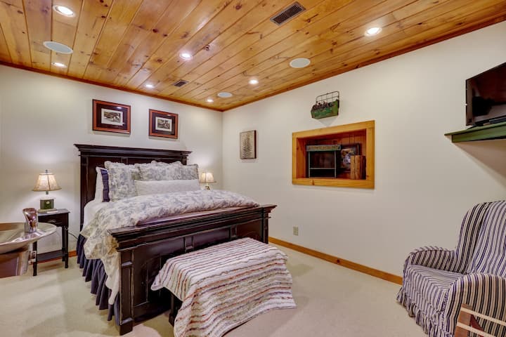 Cama tamaño queen en la planta baja