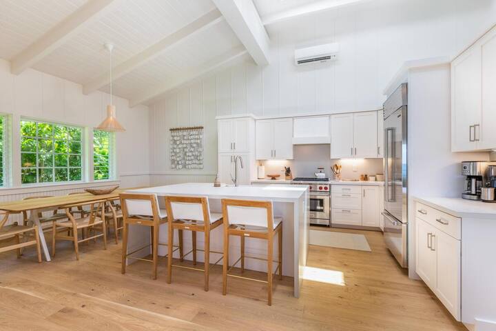 Modern Beachfront Home by Tunnels Beach gallery image 3