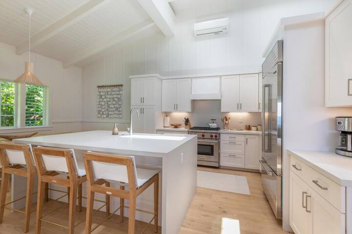 Modern Beachfront Home by Tunnels Beach gallery image 5