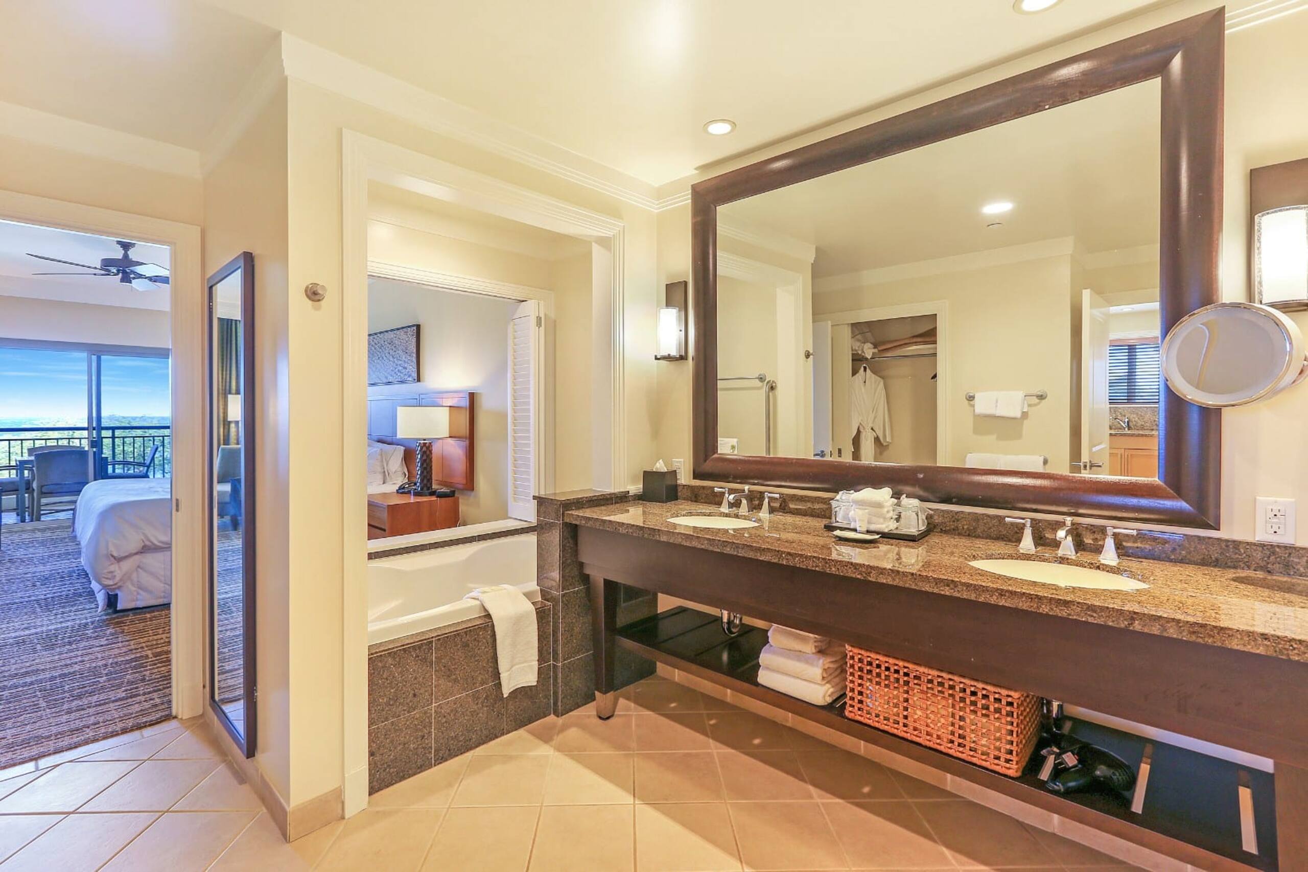 Condo in Lahaina · ★5.0 · 1 bedroom · 2 beds · 1 bath - Image 3
