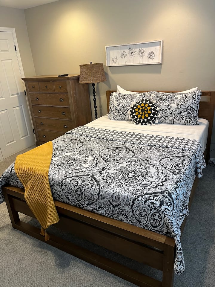 מלכה בחדר השינה השני.