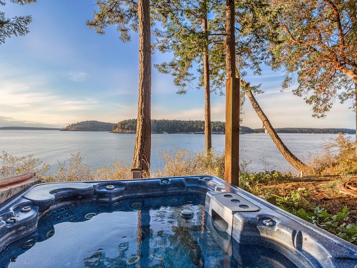 Waterfront! Hot Tub! Dog Friendly! (TSB) Houses for Rent in Friday