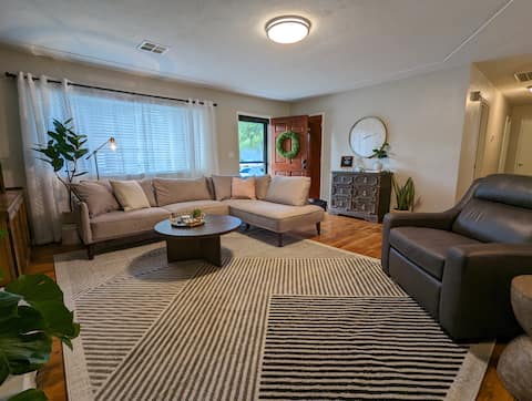 Lovely Central Point Home w/EV Charger