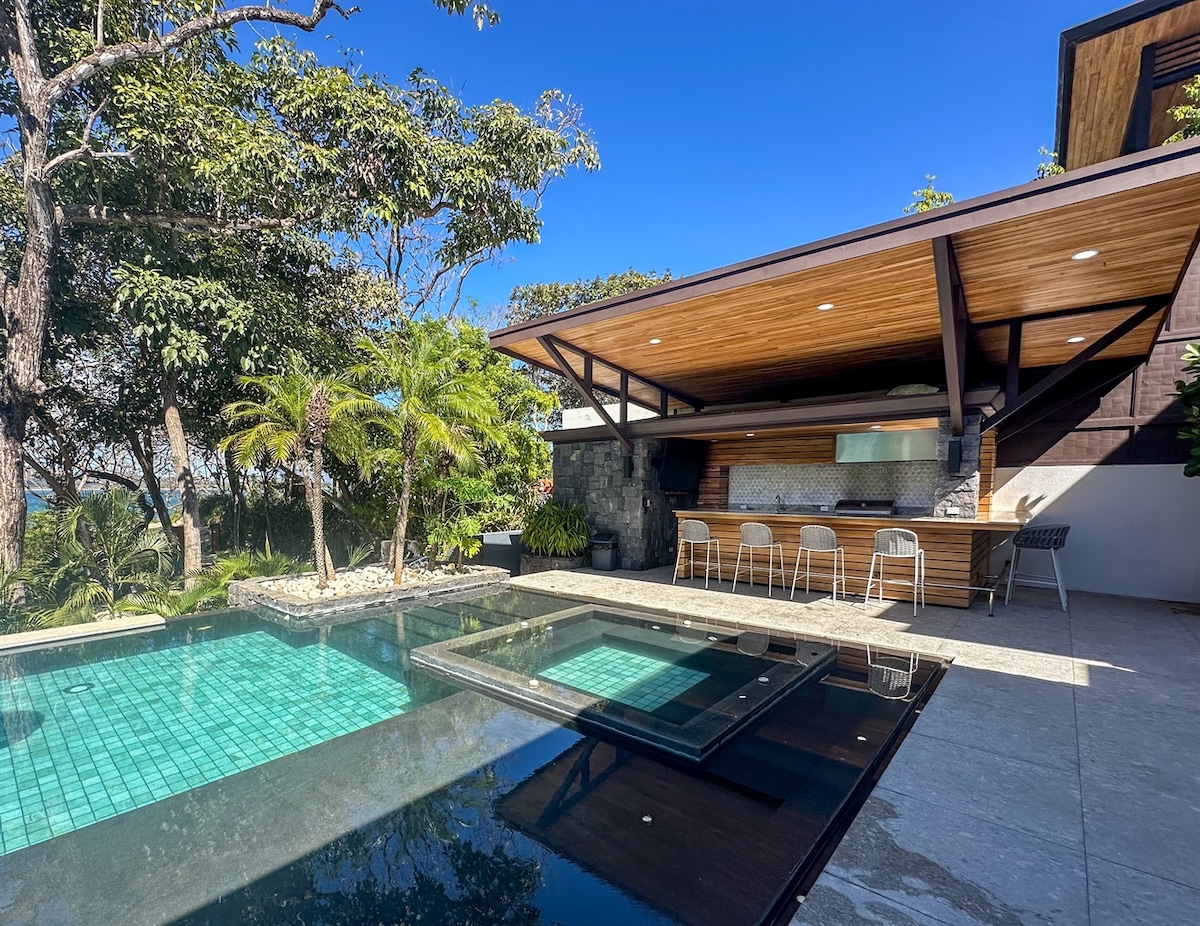 Luxe Oceanfront Villa, Private Pool & Beach Access