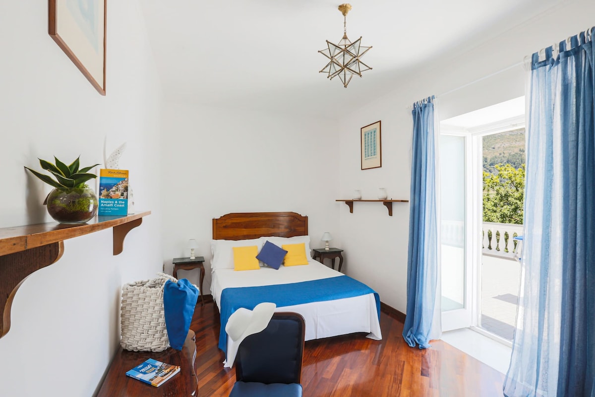 غرفة نوم مع سرير بحجم كينغ وسرير واحد مع ملاءات بياضات جديدة، ومساحة عمل مع مكتب وكرسي، خزانة أدراج، طاولات بجانب السرير مع مصابيح، مكيف هواء، وصول مباشر يؤدي إلى التراس مع حمام شمسي مع كراسي للتشمس، حمام داخلي مع شو