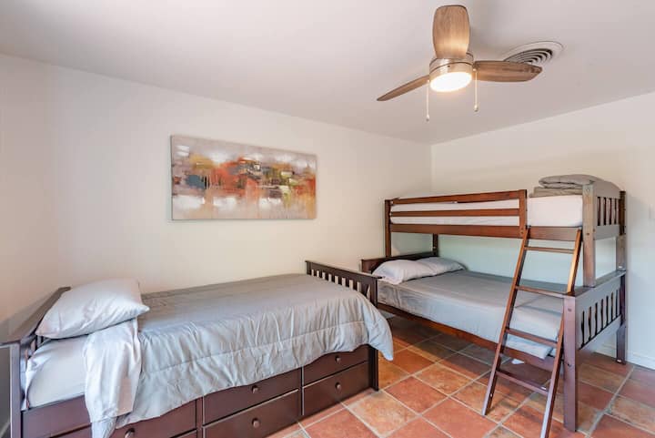 5. spálňa s dvojlôžkovou poschodovou posteľou a vysúvacou posteľou (ktorá sa otvára až na 2 postele)