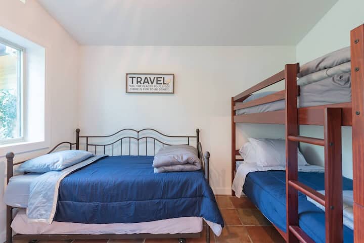 Štvrtá spálňa s poschodovou posteľou a vysúvacou posteľou (ktorá otvára až 2 postele)