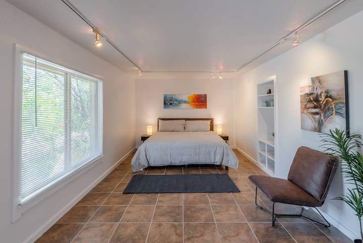 Hlavná spálňa s manželskou posteľou King a televízorom 
