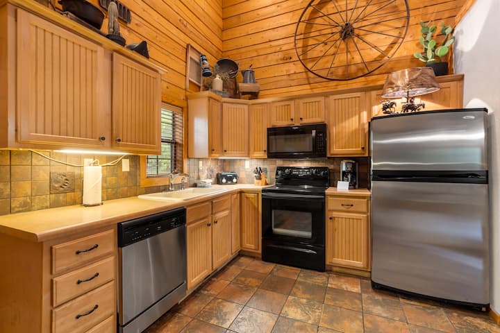 Great Cabin In The Heart Of Branson! Sleeps 14 - Branson