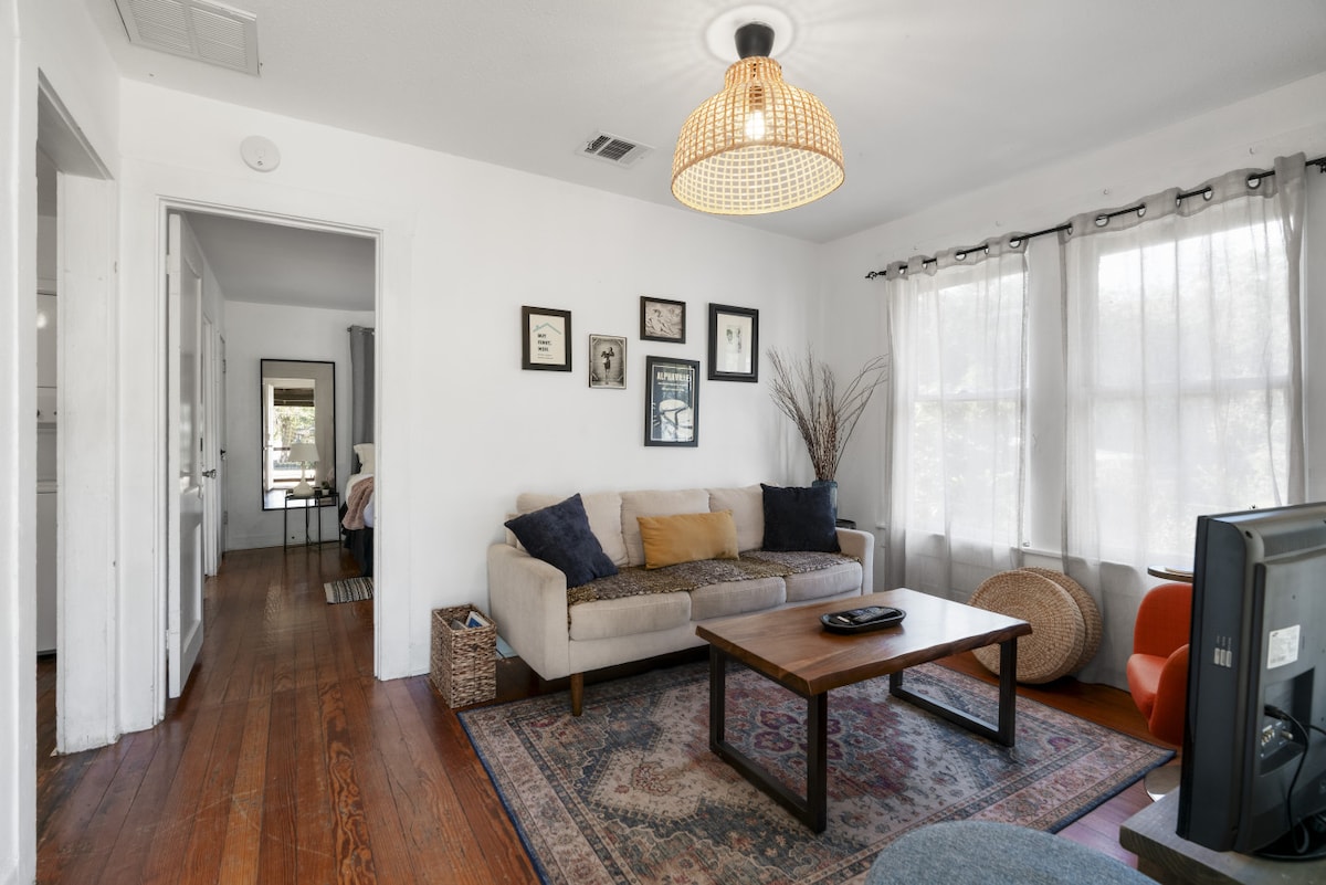 Popular Airbnb listing: La Treehouse | Cozy East Side Stay | Full Kitchen in Holly