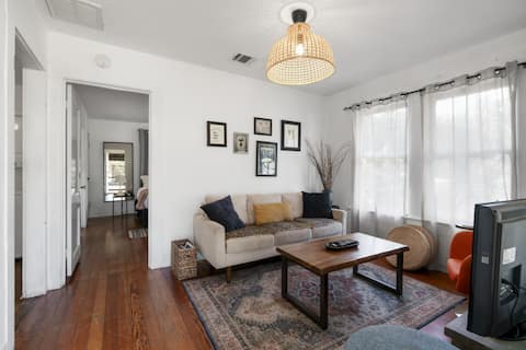 Popular Airbnb listing: La Treehouse | Cozy East Side Stay | Full Kitchen in Holly