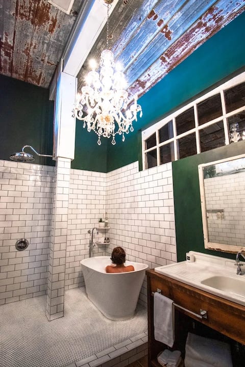 Boutique Barn Getaway - Sleep in a luxury Barn!