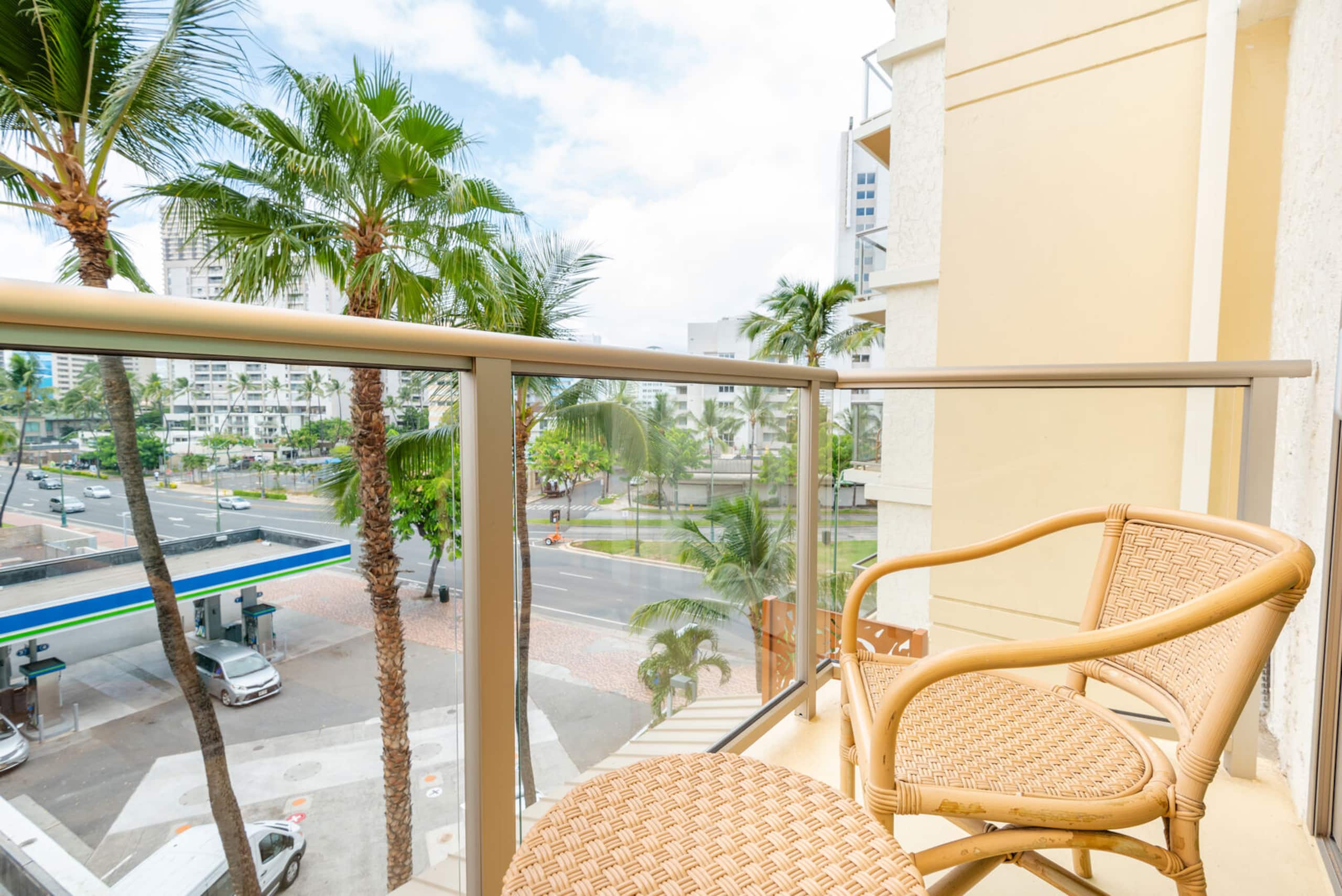 Condo in Honolulu · ★4.68 · 1 bedroom · 2 beds · 1 private bath - Image 17
