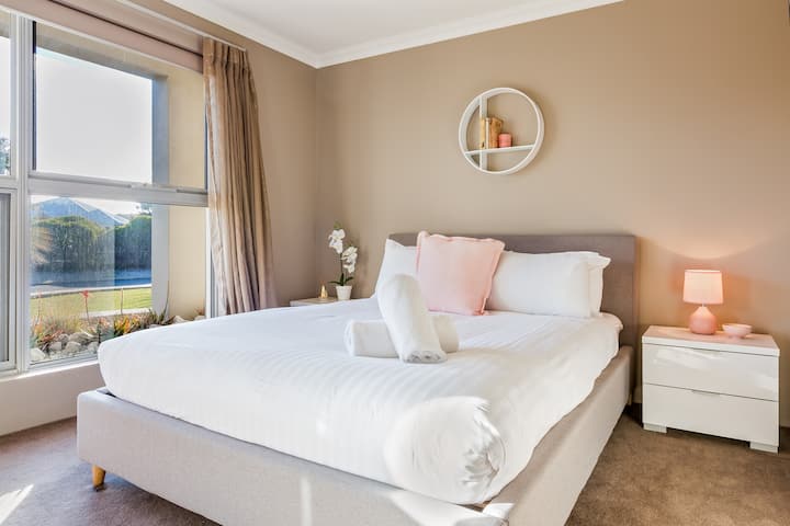  Chumba cha kulala cha kifahari na tulivu, kilichoundwa kwa ajili ya usiku wa kupumzika baada ya siku moja ya kuchunguza eneo hilo.