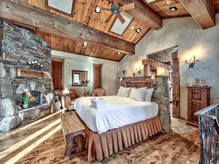 Suite principal gran.
Accés fàcil al pati i a la banyera d'hidromassatge
Llar de foc de gas
Enorme bany privat
Finestres grans amb vistes al bosc
Escriptori de tèxtils rentat professionalment
i zona d'estar còmoda
Terres climatitzats a tot arreu