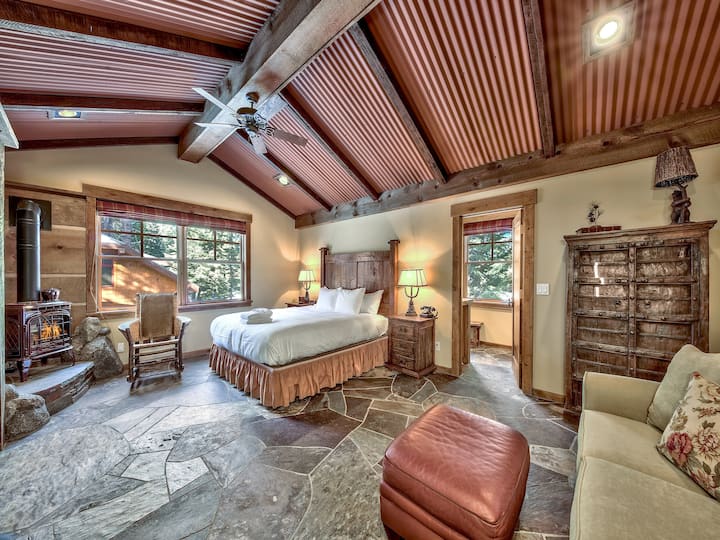 Jr. Master Suite, amb llar de foc de gas i bany gran. També té un sofà llit per a hostes addicionals si cal.