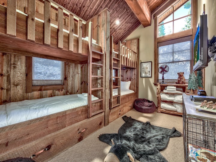 Habitació amb lliteres! Hi ha 6 llits individuals aquí. Cada costat de les lliteres té un llit nus que surt de sota.