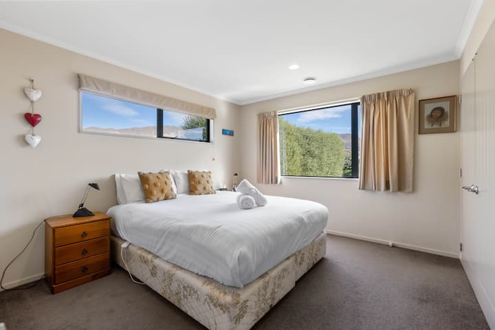 Cómoda recámara con cama tamaño king y vista al tranquilo jardín
