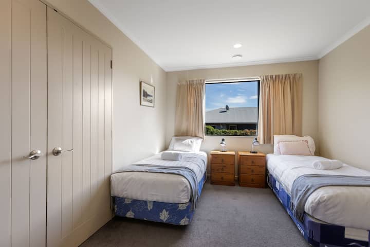 Amplia habitación doble con dos camas individuales, armario y vista a la montaña