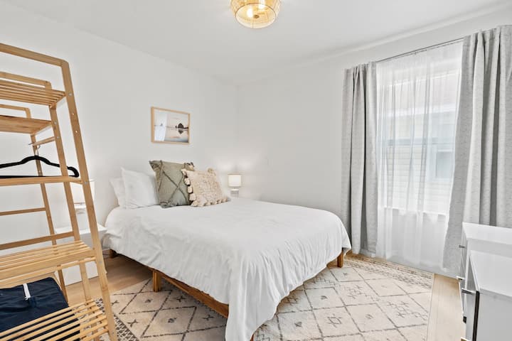 Un acogedor dormitorio tamaño queen diseñado para noches de descanso y mañanas tranquilas e iluminadas por el sol, además de un baño privado a pocos pasos.
