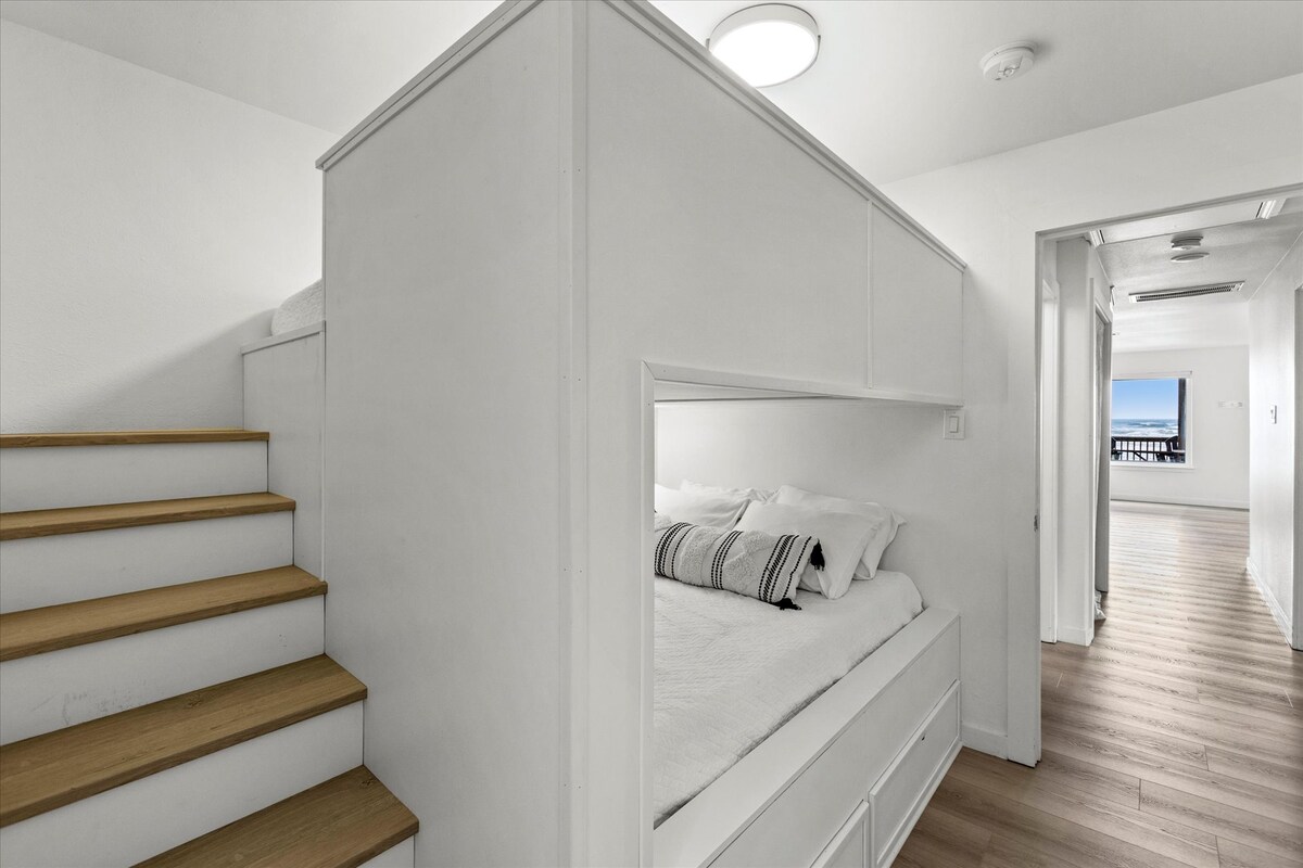 Bunke "queen" të ndërtuara me porosi, të dizajnuara si për të rriturit ashtu edhe për fëmijët, të kompletuara me shtroja prej pelushi, ndriçim privat dhe shumë stil.