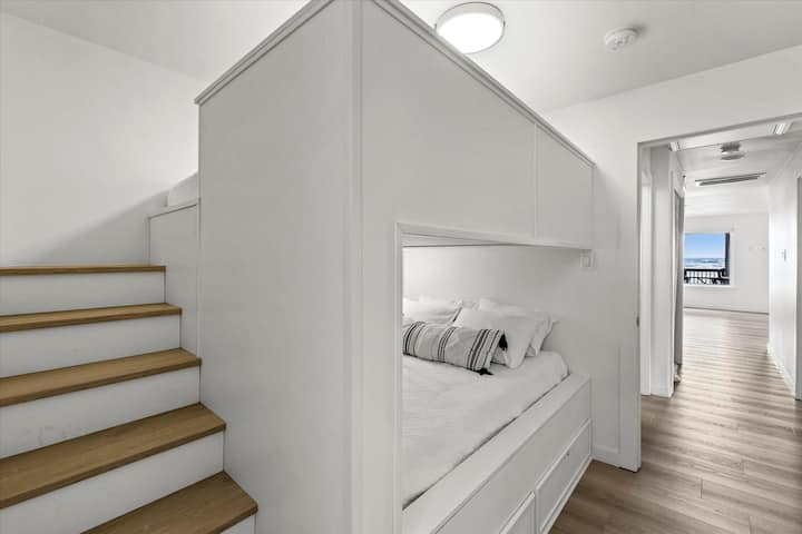 Literas tamaño queen personalizadas diseñadas para adultos y niños por igual, con ropa de cama de felpa, iluminación de privacidad y mucho estilo.