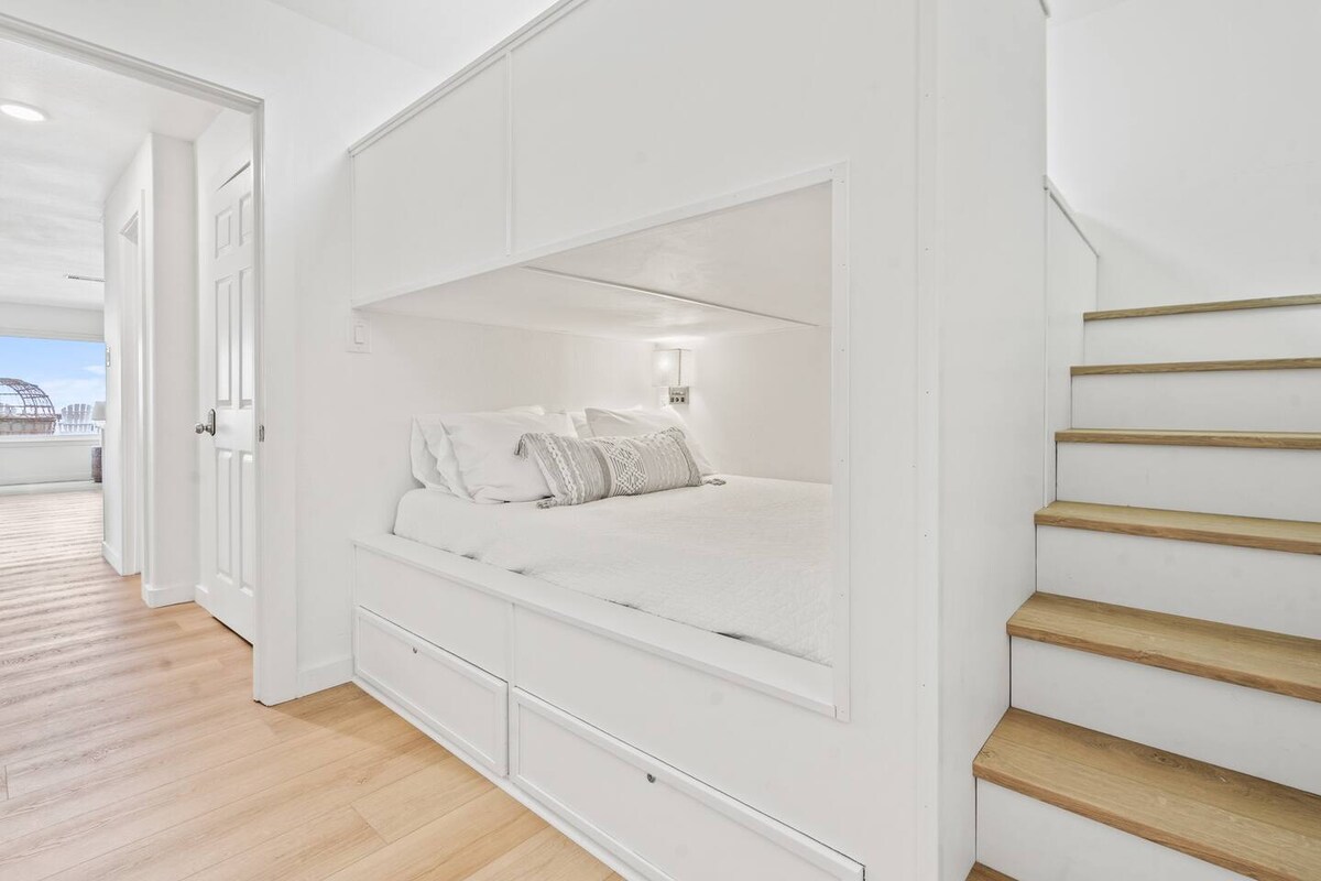 Projektuar me kujdes duke pasur parasysh të rriturit, krevatet tanë "queen-over-queen" kombinojnë rehatinë e rehatshme me stil të ngritur — të përsosura për netët çlodhëse pas ditëve të mbushura me plazh.