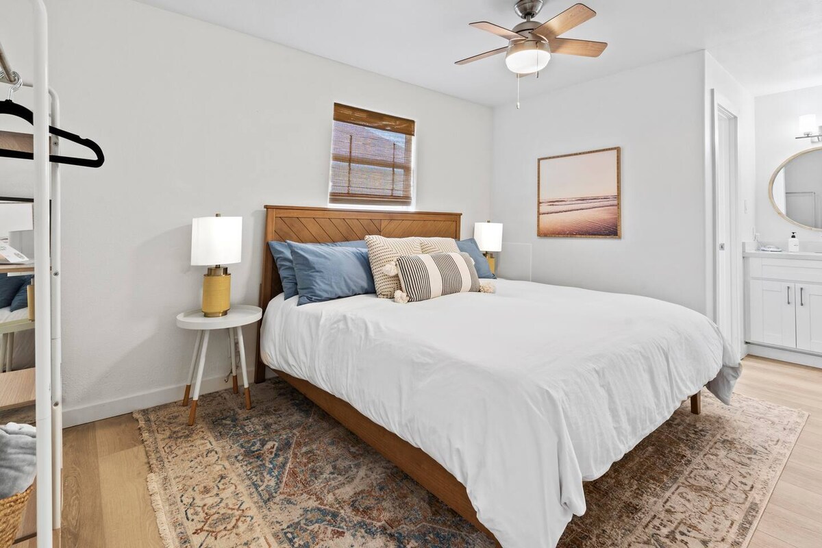 Jastëkë prej pelushi, prekje artizanale dhe një krevat dopio "king" i bërë për mëngjeset e ngadalta. Këtu rehatia është e lehtë.