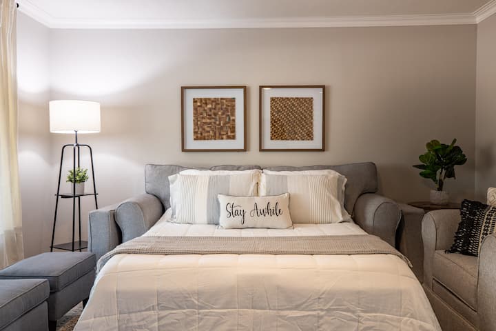 Sofá cama en la sala de estar