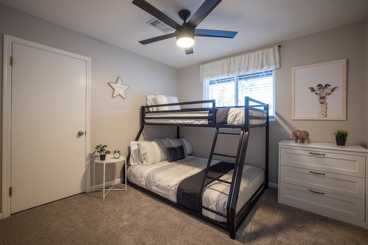 Doble con cama individual sobre dormitorio completo