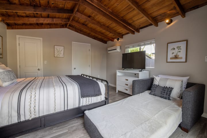 Casita dormitorio 4. Cama de matrimonio y sillón convertible en cama individual.