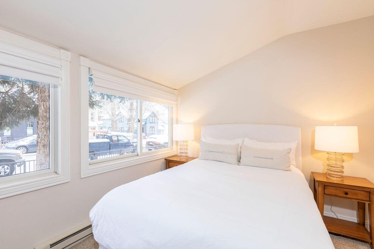 Na prízemí sa nachádza prvá spálňa s manželskou posteľou a krásnym prirodzeným svetlom, ktoré prúdi cez okná a vytvára tak hrejivý a príjemný priestor.