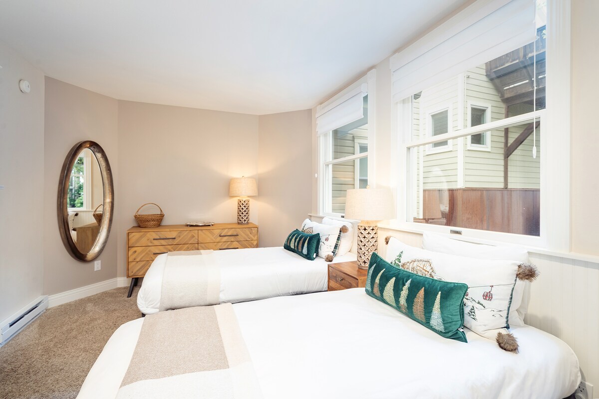 Dodatočná izba na prízemí má dve samostatné lôžka a ponúka pohodlný priestor pre ďalších hostí.