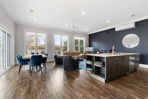 Top performing Airbnb: 'Barton House' - Ideal Location, Stroll to CBD in Orange